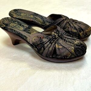 Salpy clogs slip-on low chunky heels.